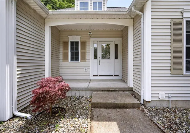 3rd image of 4 Dorothy Ln, Schenectady, NY 12302 | MLS# 202619511