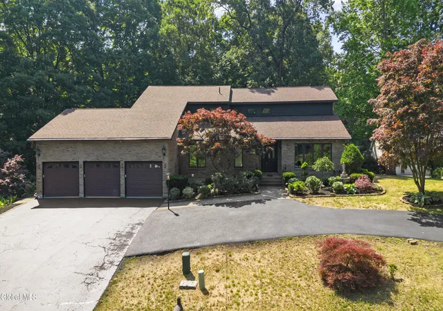 1st image of 34 Oaktree Ln, Colonie, NY 12309 | MLS# 202619380