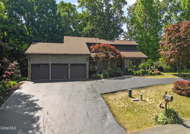 2nd image of 34 Oaktree Ln, Colonie, NY 12309 | MLS# 202619380