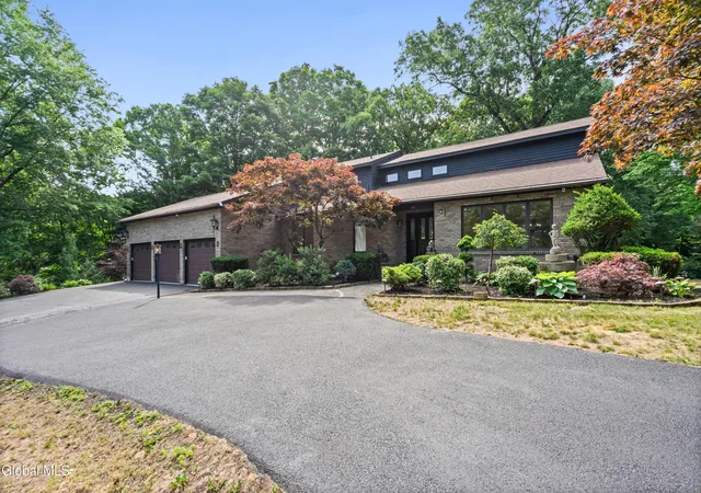 3rd image of 34 Oaktree Ln, Colonie, NY 12309 | MLS# 202619380