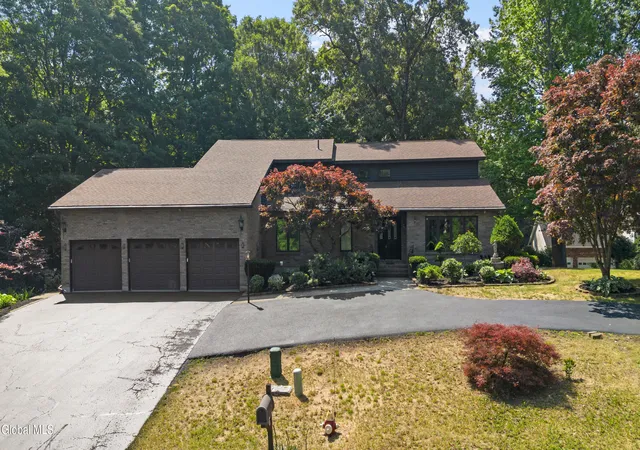 4th image of 34 Oaktree Ln, Colonie, NY 12309 | MLS# 202619380