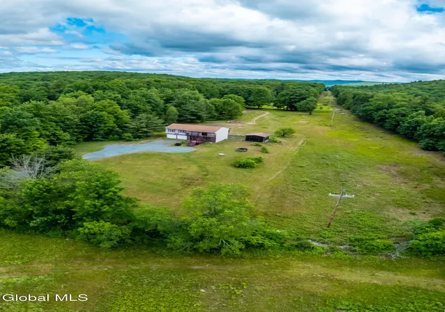 Photo 3 of Single family home for sale at 29 Smith Hl Rd, Nassau, NY 12123 | MLS# 202619886 | Listing updated on 2026-09-11