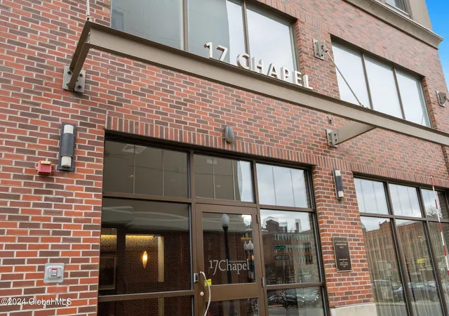 2nd image of 17 Chapel St, Albany, NY 12210