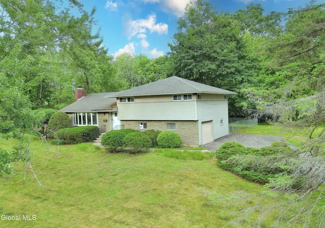 Homes for sale in Niskayuna, NY | 1278 Hawthorn Rd, Niskayuna, NY 12309 | MLS# 202620393