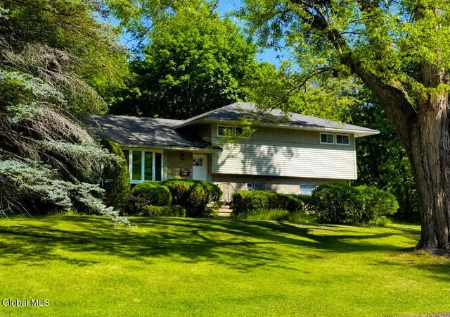 Homes for sale in Niskayuna, NY | 1278 Hawthorn Rd, Niskayuna, NY 12309 | MLS# 202620393