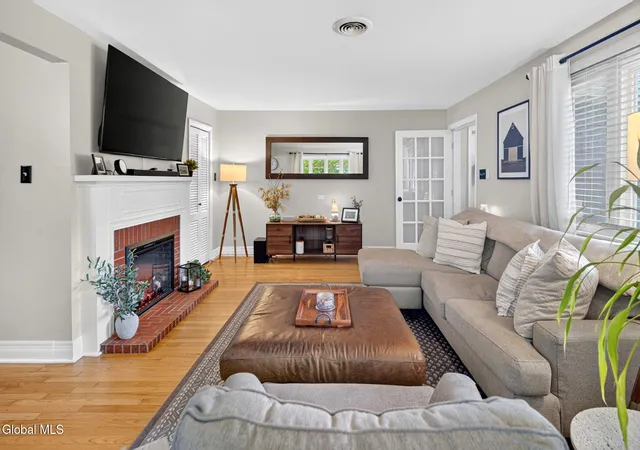 Homes for sale in Niskayuna, NY | 1934 Clifton Park Rd, Niskayuna, NY 12309 | MLS# 202620372