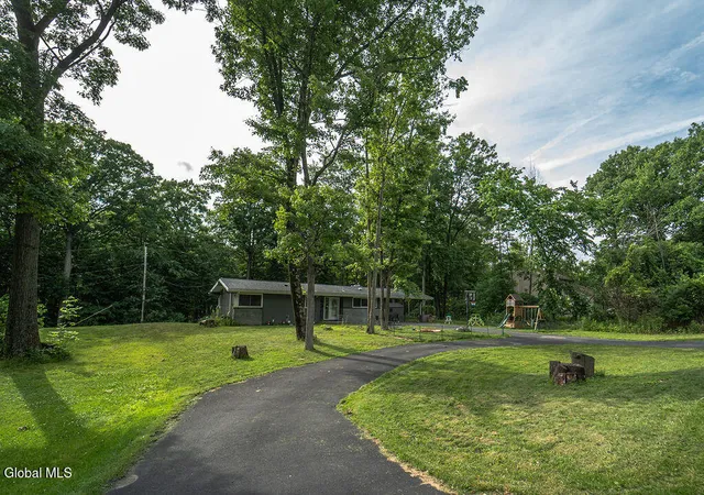 4th image of 18 W Skyview Dr, Cohoes, NY 12047 | MLS# 202620561