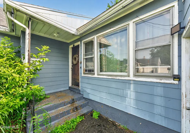 Homes for sale in Schenectady, NY | 2529 Putnam St, Schenectady, NY 12304 | MLS# 202621472