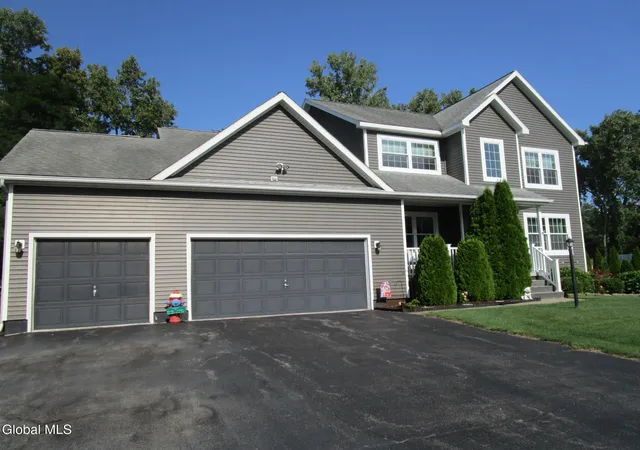 Photo 2 of Single family home for sale at 1122 Dianne Ct, Rotterdam, NY 12303 | MLS# 202624821 | Listing updated on 2026-09-14