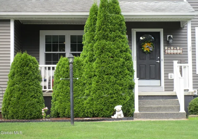 Photo 3 of Single family home for sale at 1122 Dianne Ct, Rotterdam, NY 12303 | MLS# 202624821 | Listing updated on 2026-09-28