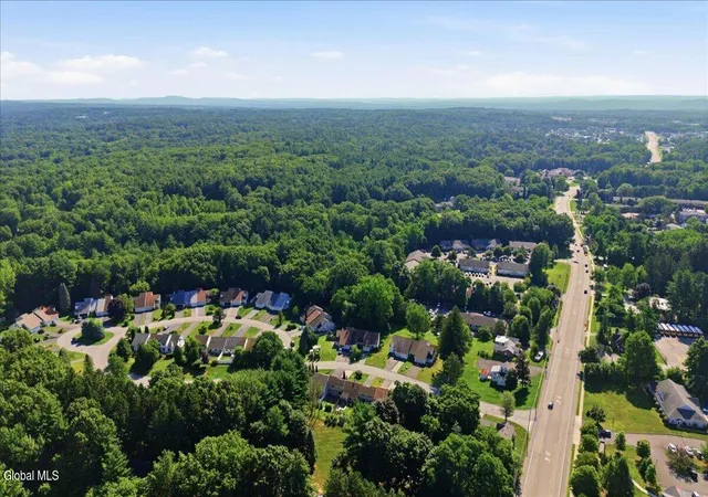 26th image of 8 Green Meadow Dr, Clifton Park, NY 12065 | MLS# 202621567