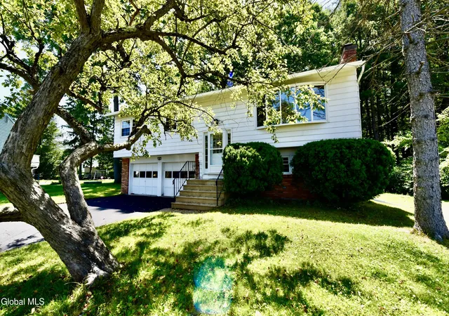 2nd image of 4 Cedar Ct, Colonie, NY 12309 | MLS# 202621451