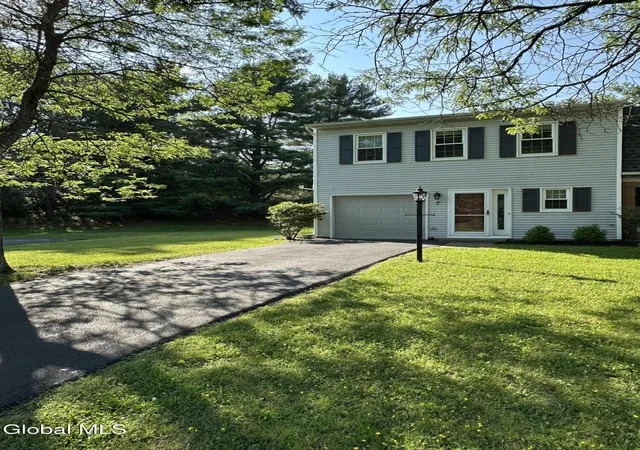 2nd image of 7 Bridgewood Ln, Colonie, NY 12189 | MLS# 202621501