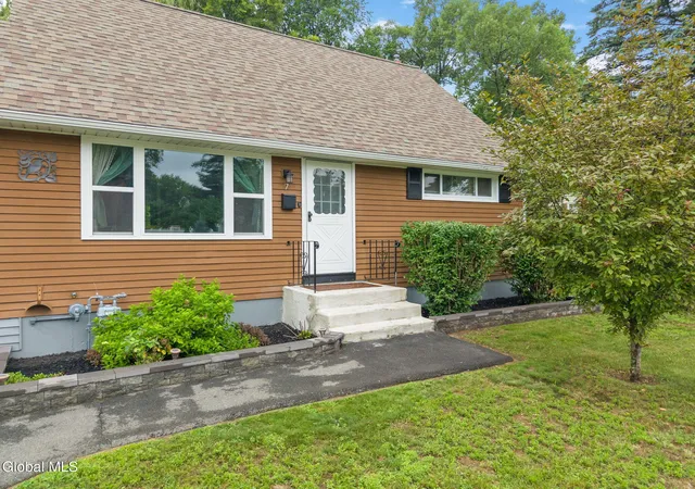 4th image of 7 Colt Rd, Colonie, NY 12205 | MLS# 202621436