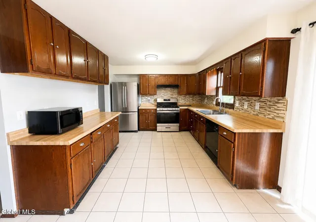 4th image of 23 Mcdonald Dr, Cohoes, NY 12047 | MLS# 202621471