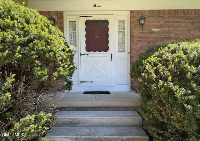Photo 3 of Sale Pending at 3 Mountainwood Dr, Schenectady, NY 12302 | MLS# 202621765 | Listing updated on 2026-09-04