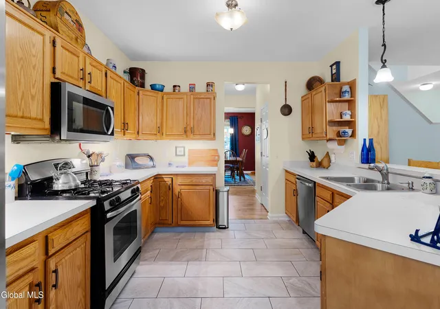Photo 4 of Sale Pending at 7 Castle Pines, Clifton Park, NY 12065 | MLS# 202624881 | Listing updated on 2026-09-19