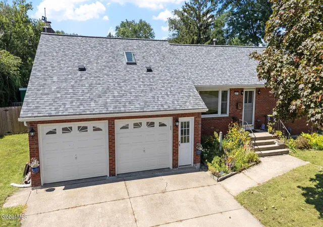 Photo 3 of Sale Pending at 2077 Amsterdam Ave, Schenectady, NY 12303 | MLS# 202624794 | Listing updated on 2026-08-31