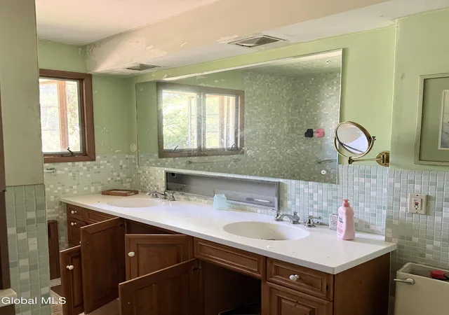 Photo 3 of Sale Pending at 181 S Kingsboro Ave, Gloversville, NY 12078 | MLS# 202624596 | Listing updated on 2026-10-07