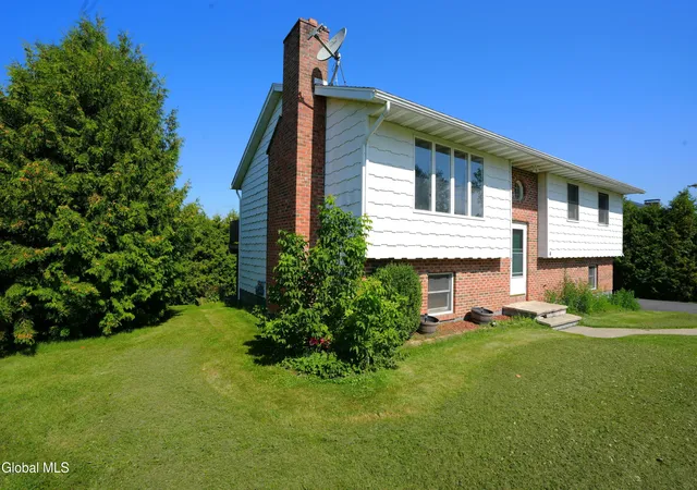 Photo 3 of Sale Pending at 4 Sylvia Ln, Amsterdam, NY 12010 | MLS# 202624619 | Listing updated on 2026-09-30
