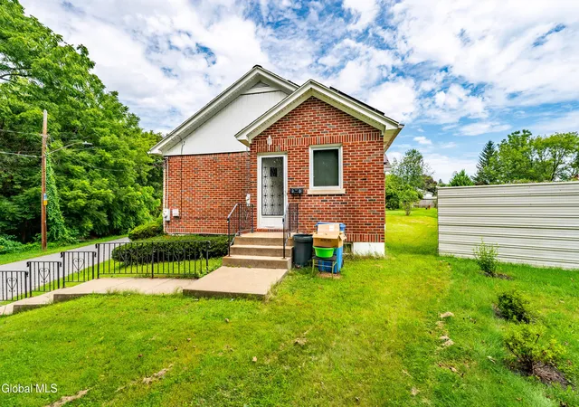 Photo 4 of Single family home for sale at 35 Brookland Ave, Albany, NY 12203 | MLS# 202624662 | Listing updated on 2026-09-26