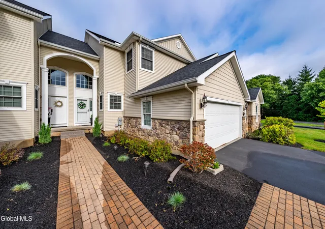 Photo 3 of Sale Pending at 9 Davis Ct, Albany, NY 12208 | MLS# 202625013 | Listing updated on 2026-09-02