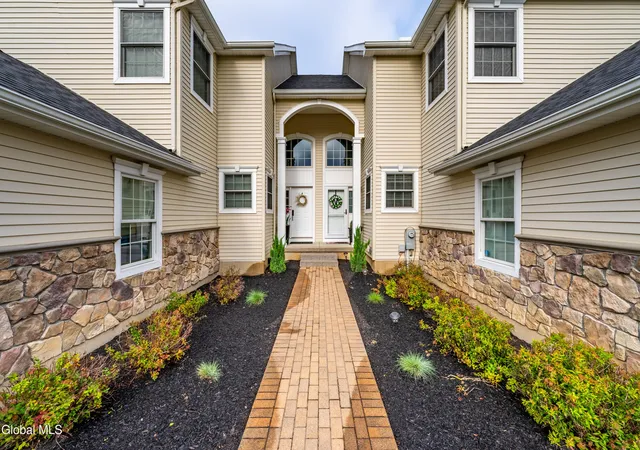Photo 3 of Sale Pending at 9 Davis Ct, Albany, NY 12208 | MLS# 202625013 | Listing updated on 2026-09-02