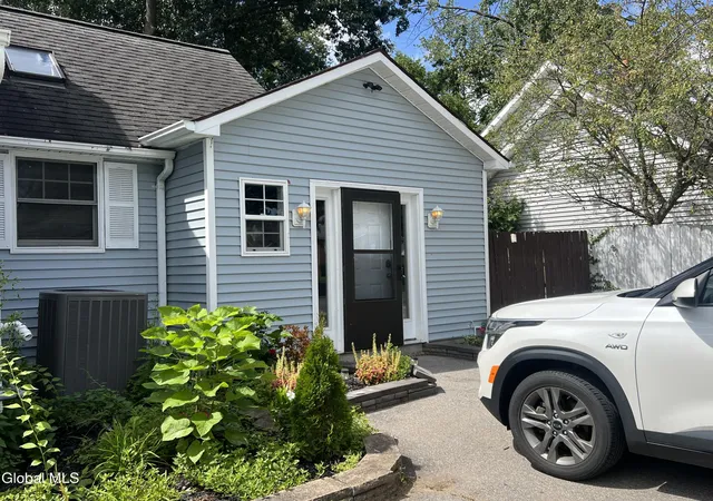 Photo 3 of Single family home for sale at 1384 Lawn Ave, Rotterdam, NY 12306 | MLS# 202624781 | Listing updated on 2026-09-28