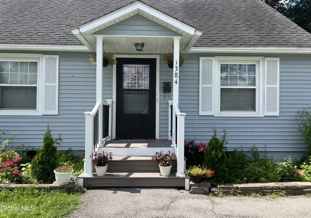 Photo 4 of Single family home for sale at 1384 Lawn Ave, Rotterdam, NY 12306 | MLS# 202624781 | Listing updated on 2026-09-28