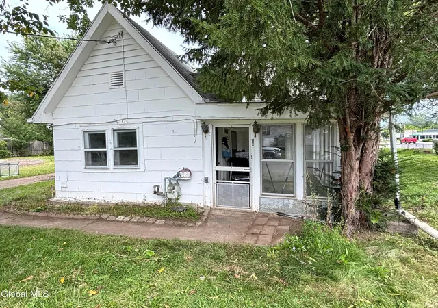 Photo 3 of Single family home for sale at 129 Main Ave, North Greenbush, NY 12198 | MLS# 202625098 | Listing updated on 2026-09-14
