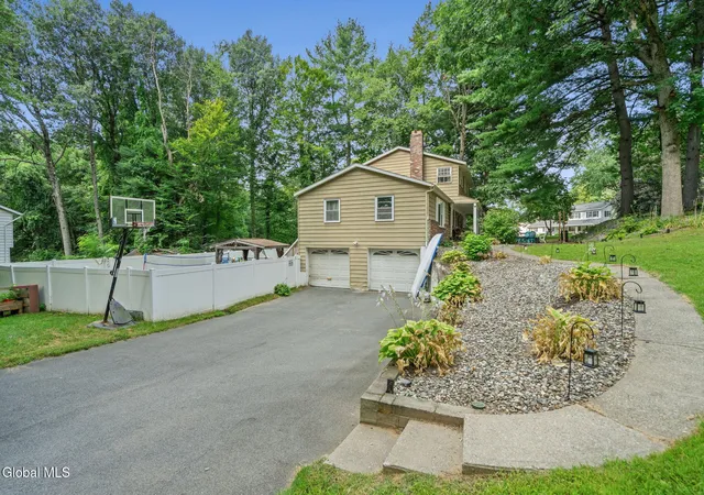 Photo 2 of Single family home for sale at 3 Sunrise Ter, Clifton Park, NY 12065 | MLS# 202624991 | Listing updated on 2026-09-13