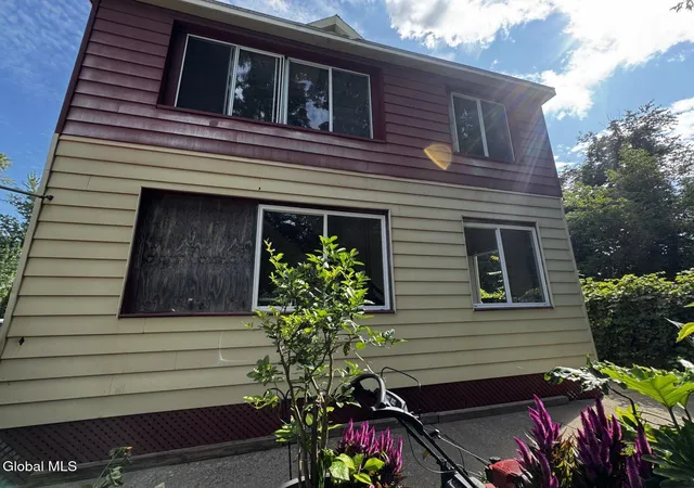 Photo 4 of Sale Pending at 3014 Albany St, Schenectady, NY 12304 | MLS# 202624758 | Listing updated on 2026-09-23