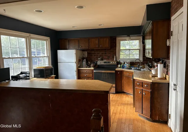 Photo 3 of Single family home for sale at 31 Northway Ct, Saratoga Springs, NY 12866 | MLS# 202625023 | Listing updated on 2026-08-30