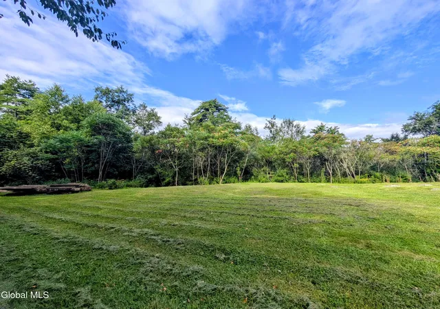 Photo 3 of Single family home for sale at 15 Mercurio Wy, Hampton, NY 12837 | MLS# 202624779 | Listing updated on 2026-09-02