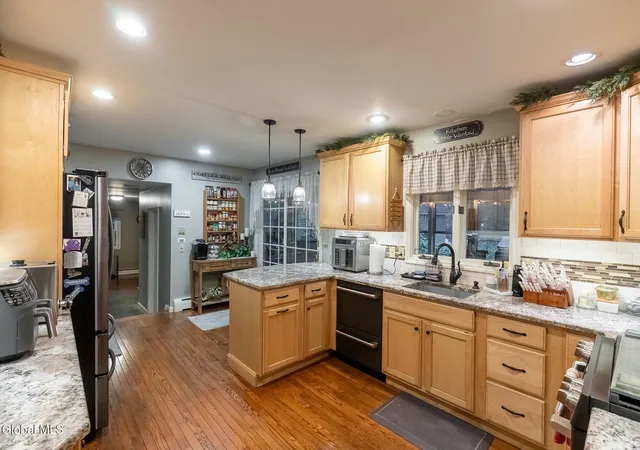 Photo 4 of Single family home for sale at 2 Acorn Grove, Clifton Park, NY 12019 | MLS# 202625102 | Listing updated on 2026-09-15