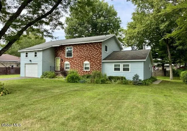 Photo 3 of Sale Pending at 6 Pinestump Rd, Albany, NY 12205 | MLS# 202625106 | Listing updated on 2026-09-03