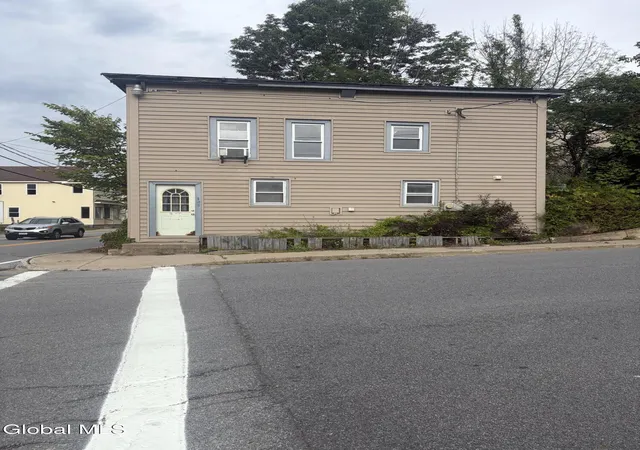 Photo 2 of Single family home for sale at 125 Maple St, Corinth, NY 12822 | MLS# 202625104 | Listing updated on 2026-09-12