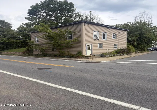 Photo 3 of Single family home for sale at 125 Maple St, Corinth, NY 12822 | MLS# 202625104 | Listing updated on 2026-09-12