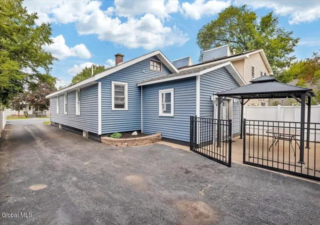 Photo 3 of Sale Pending at 2872 Guilderland Ave, Schenectady, NY 12306 | MLS# 202625146 | Listing updated on 2026-09-09
