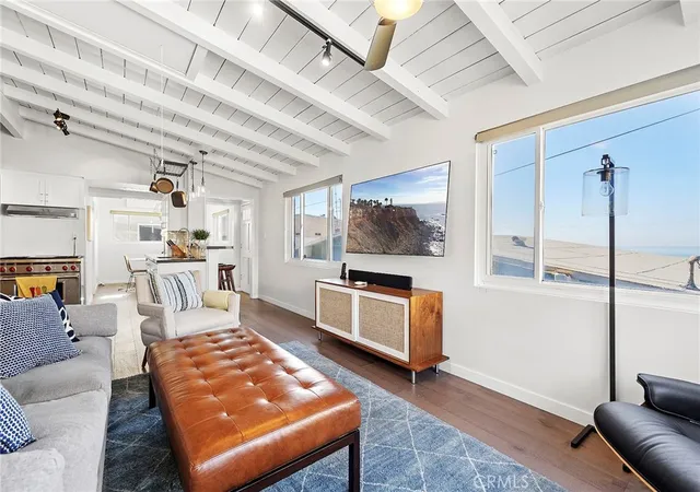 Photo 3 of Sale Pending at 200 Moonstone St, Manhattan Beach, CA 90266 | MLS# SB25047265 | Listing updated on 2025-11-01