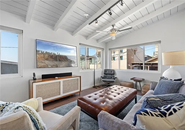 Photo 4 of Sale Pending at 200 Moonstone St, Manhattan Beach, CA 90266 | MLS# SB25047265 | Listing updated on 2025-11-01
