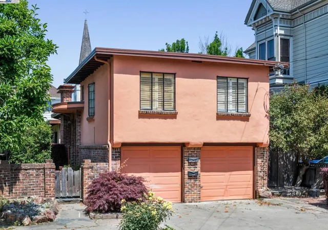 Photo 1 of Sale Pending at 1421 Chestnut St, Alameda, CA 94501 | MLS# 41102455 | Listing updated on 2025-11-01
