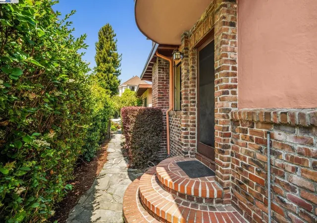 Photo 2 of Sale Pending at 1421 Chestnut St, Alameda, CA 94501 | MLS# 41102455 | Listing updated on 2025-11-01