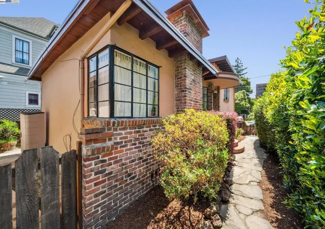 Photo 3 of Sale Pending at 1421 Chestnut St, Alameda, CA 94501 | MLS# 41102455 | Listing updated on 2025-11-01