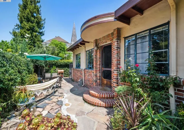 Photo 3 of Sale Pending at 1421 Chestnut St, Alameda, CA 94501 | MLS# 41102455 | Listing updated on 2025-11-01
