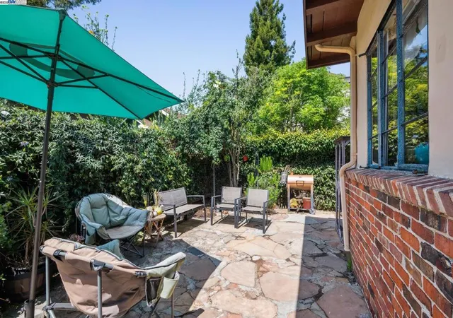 Photo 4 of Sale Pending at 1421 Chestnut St, Alameda, CA 94501 | MLS# 41102455 | Listing updated on 2025-11-01