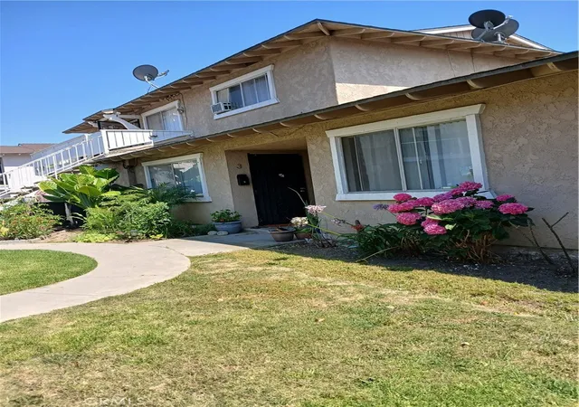 Photo 4 of House for sale at 16542 Sabot Ln, Huntington Beach, CA 92647 | MLS# OC25141535 | Listing updated on 2025-11-10