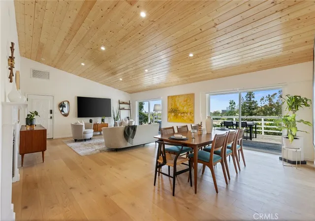 Photo 3 of Sale Pending at 22253 Del Valle St, Woodland Hills, CA 91364 | MLS# SR25154063 | Listing updated on 2025-11-07