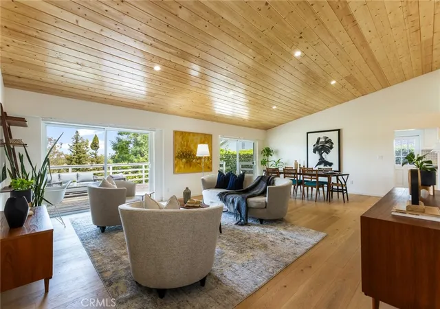 Photo 4 of Sale Pending at 22253 Del Valle St, Woodland Hills, CA 91364 | MLS# SR25154063 | Listing updated on 2025-11-07
