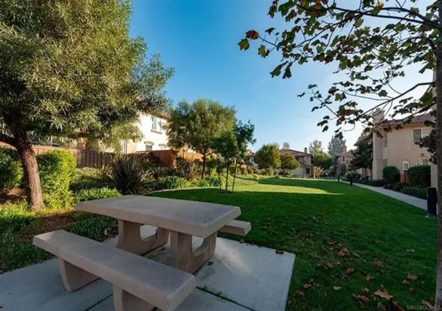 Listing Photo 2 - Condo for sale in building located at 1332 Isabella Wy, Vista, CA 92084 - Unit #